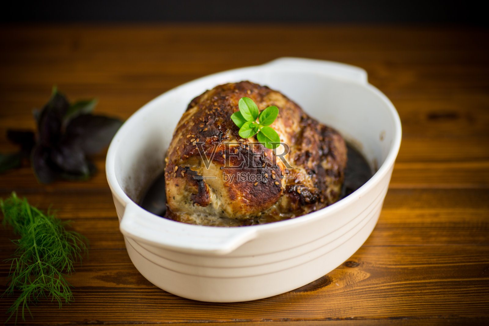 多汁的猪颈肉,香料烤制的肉照片摄影图片