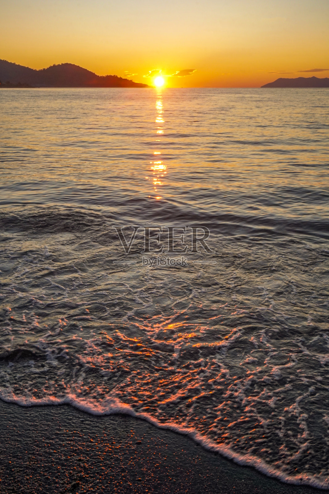 海面上的日落。照片摄影图片
