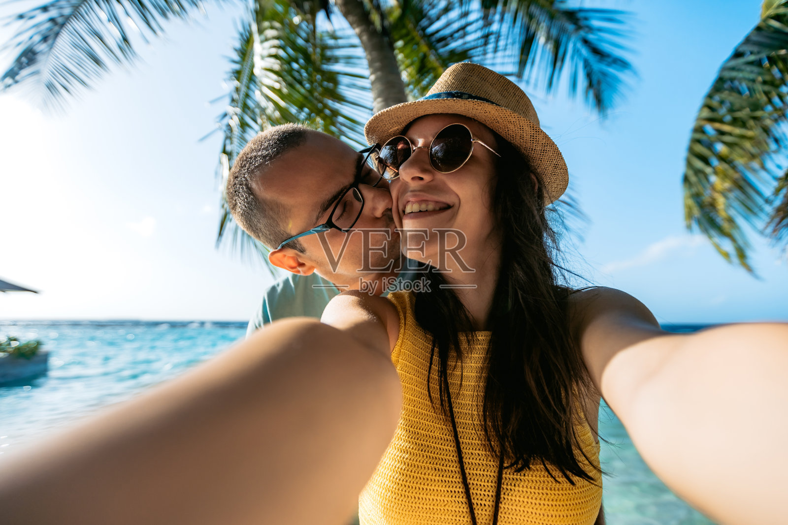 一对夫妇在马尔代夫自拍照片摄影图片