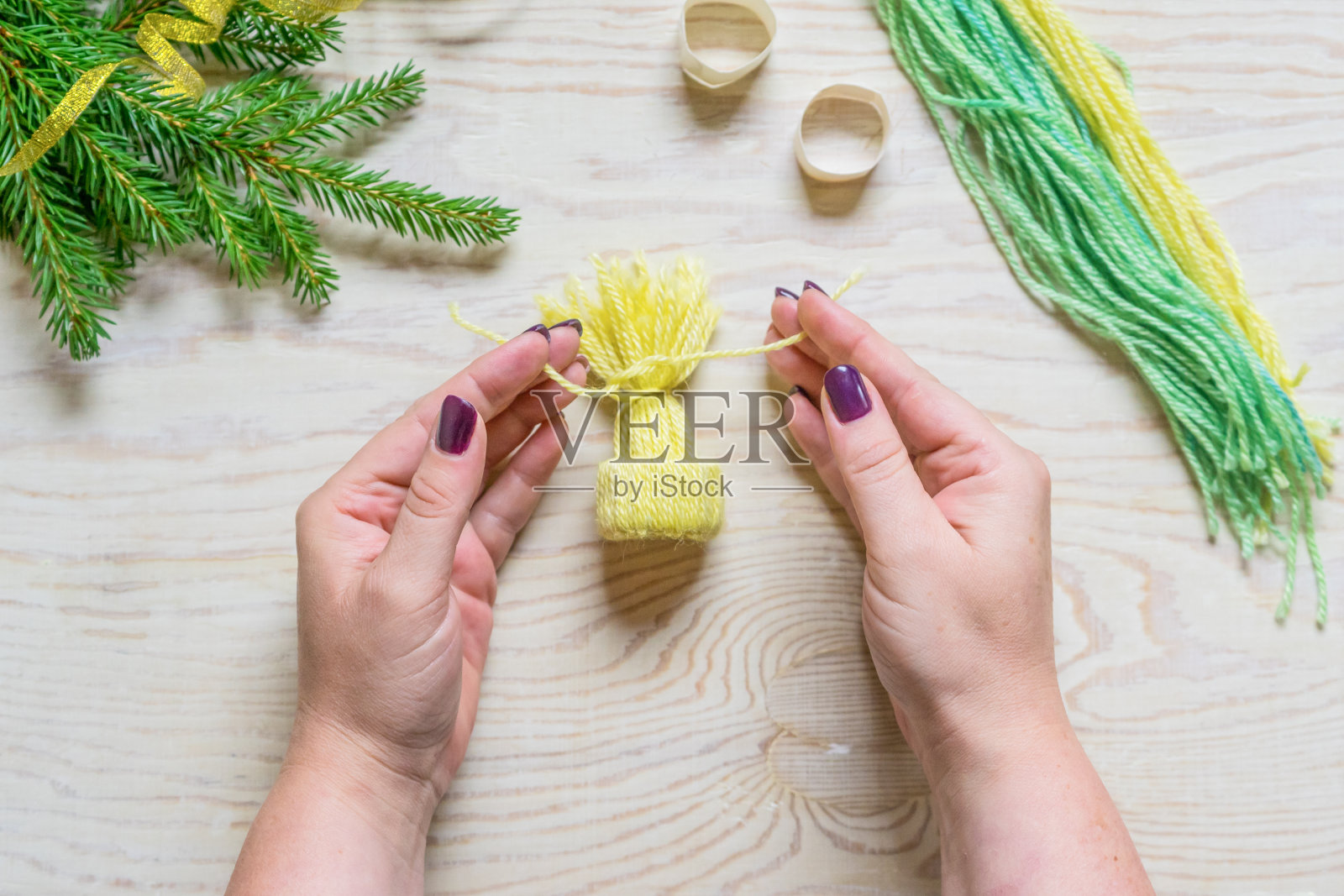 DIY冬季工艺品,小无檐帽。第七步:把线扎紧,做成帽子。照片摄影图片