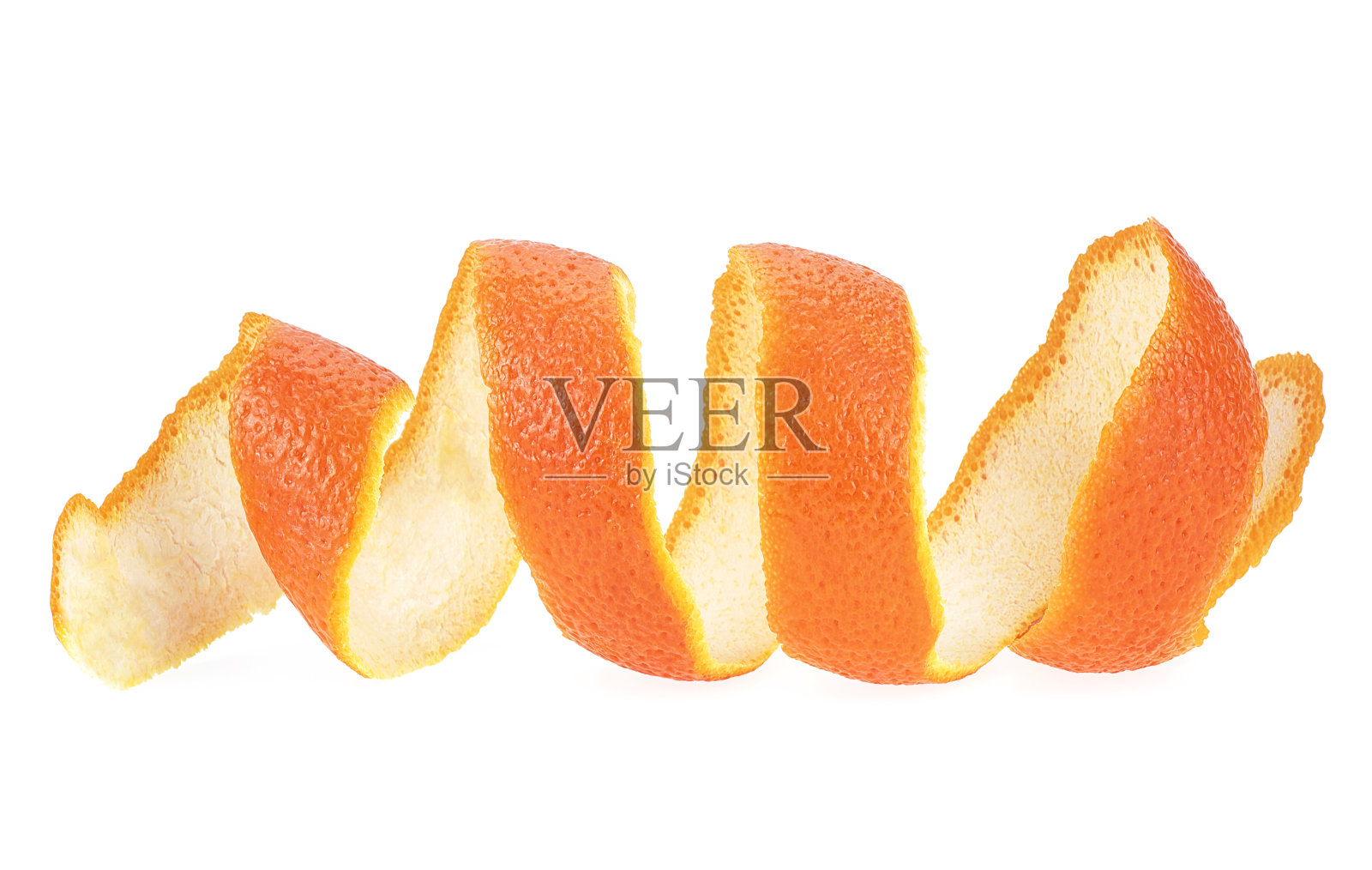 卷曲的橘皮条孤立在白色的背景。橙色的转折。皮肤的橙色。柑橘类的水果。照片摄影图片