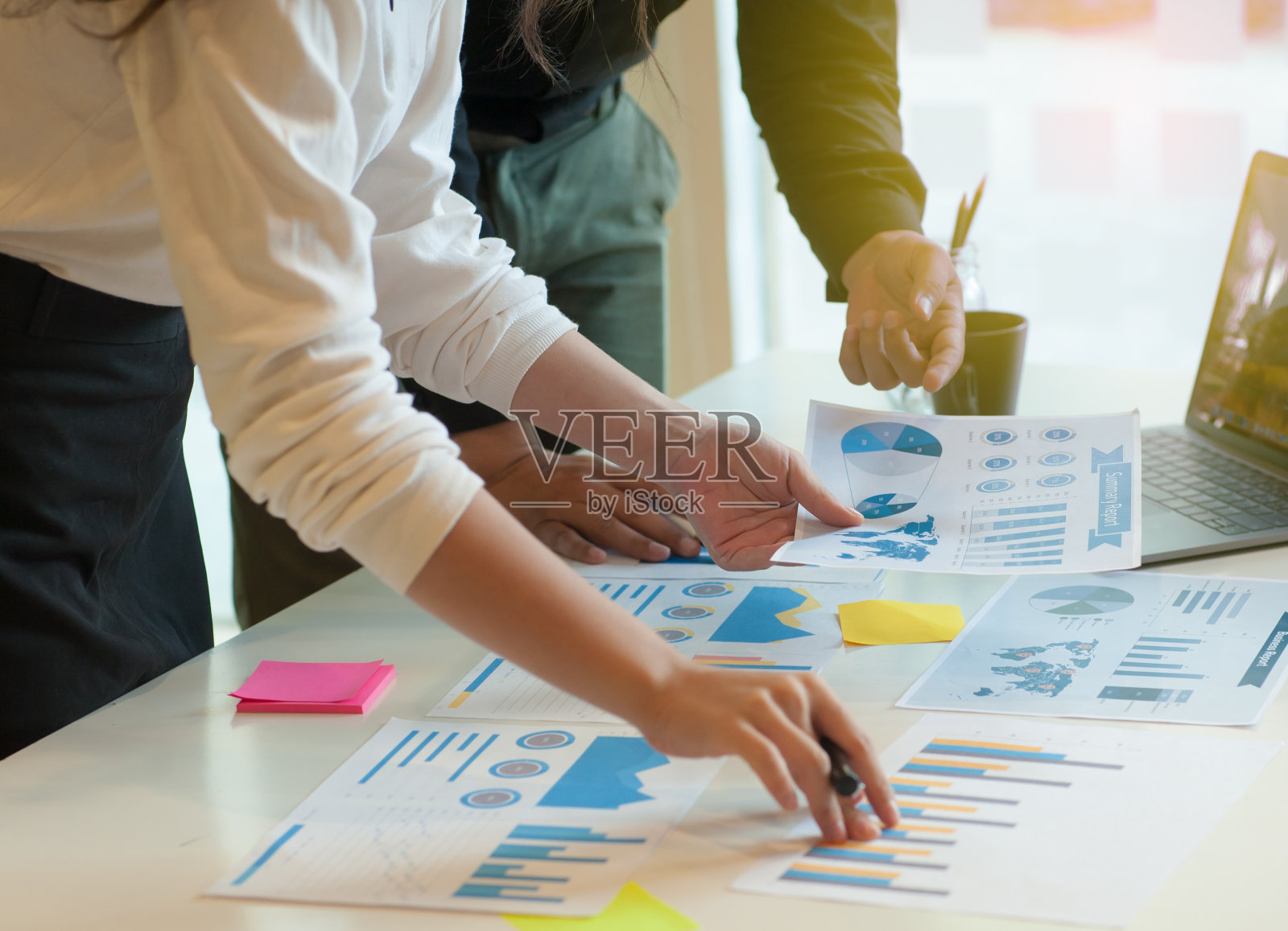 企业战略规划的概念。女秘书正在为CEO准备会议文件。员工们正在寻找制作营销报告的信息。照片摄影图片