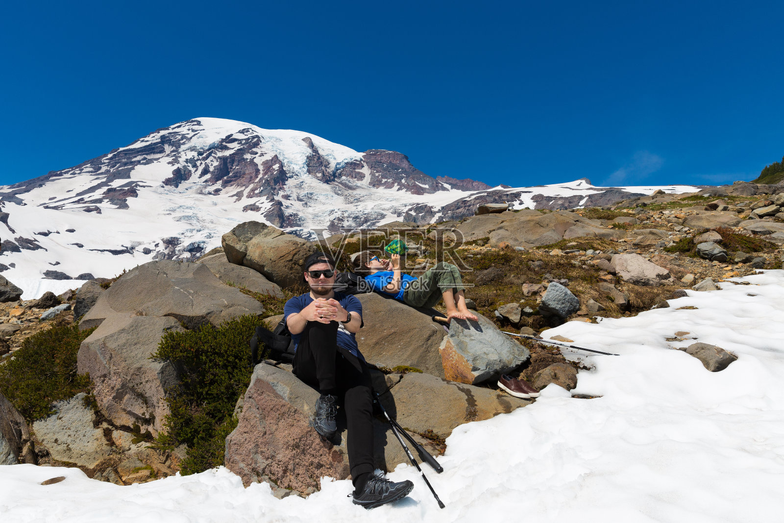 父子俩在喀斯喀特山徒步旅行照片摄影图片