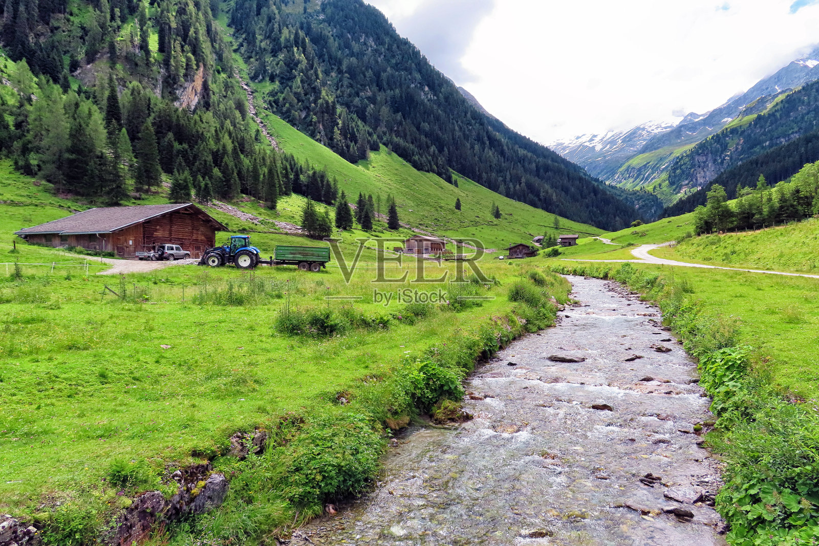 奥地利阿尔卑斯山蒂洛尔的风景。徒步穿越陶恩山脉。照片摄影图片