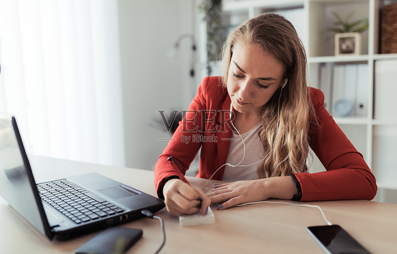 办公室里美丽的女商人照片摄影图片