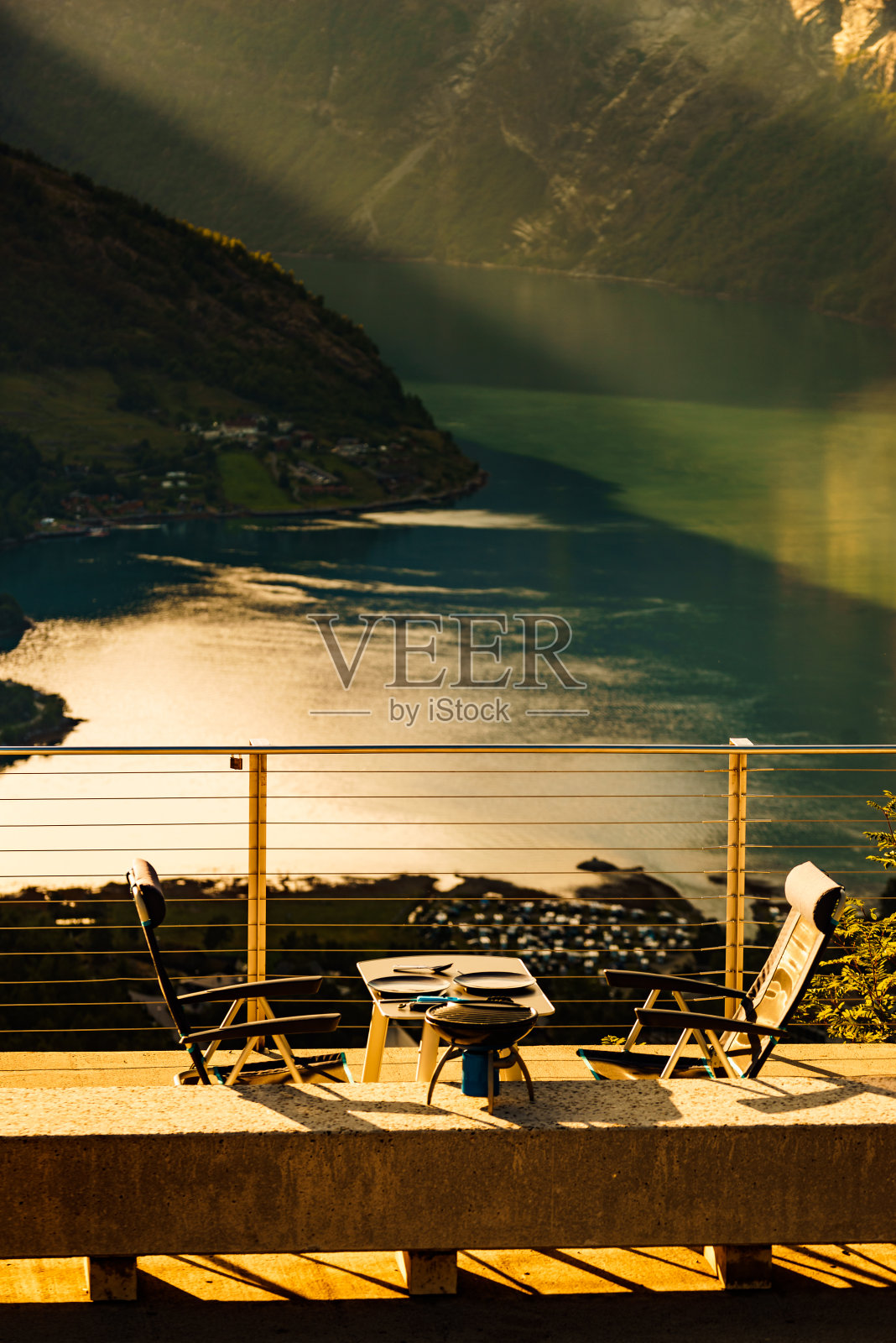 挪威自然烧烤餐桌照片摄影图片