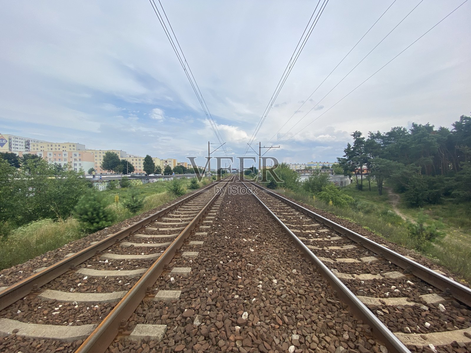 城市里有铁路照片摄影图片