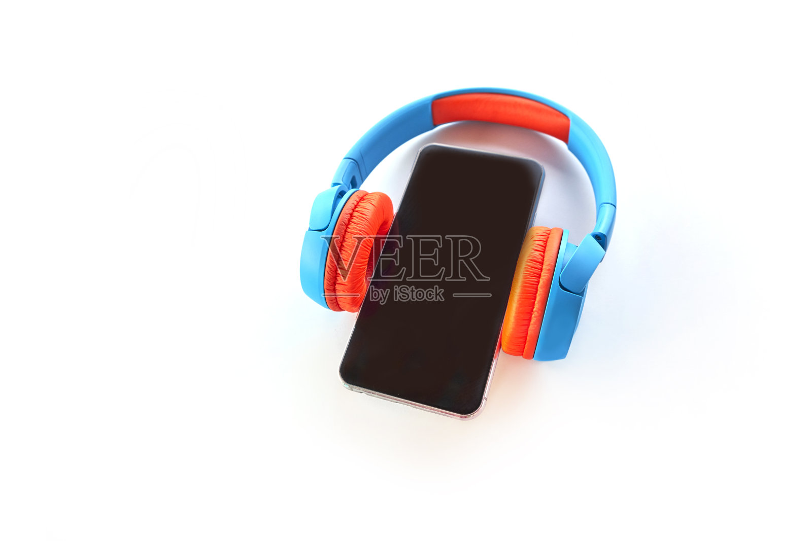 智能手机与空白屏幕和耳机隔离在白色背景。俯视图的音乐和技术概念。平板智能手机与耳机。复制空间的创意设计文本和文字照片摄影图片