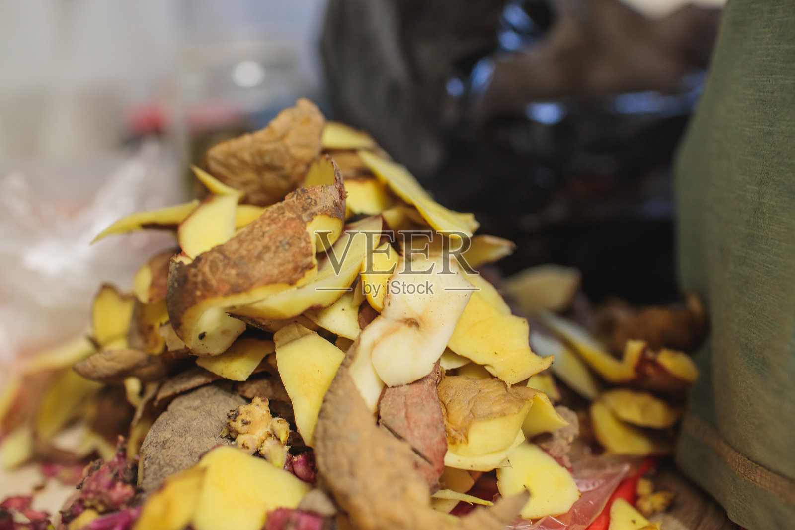 表面覆盖着棕色的土豆皮作为背景成分。照片摄影图片