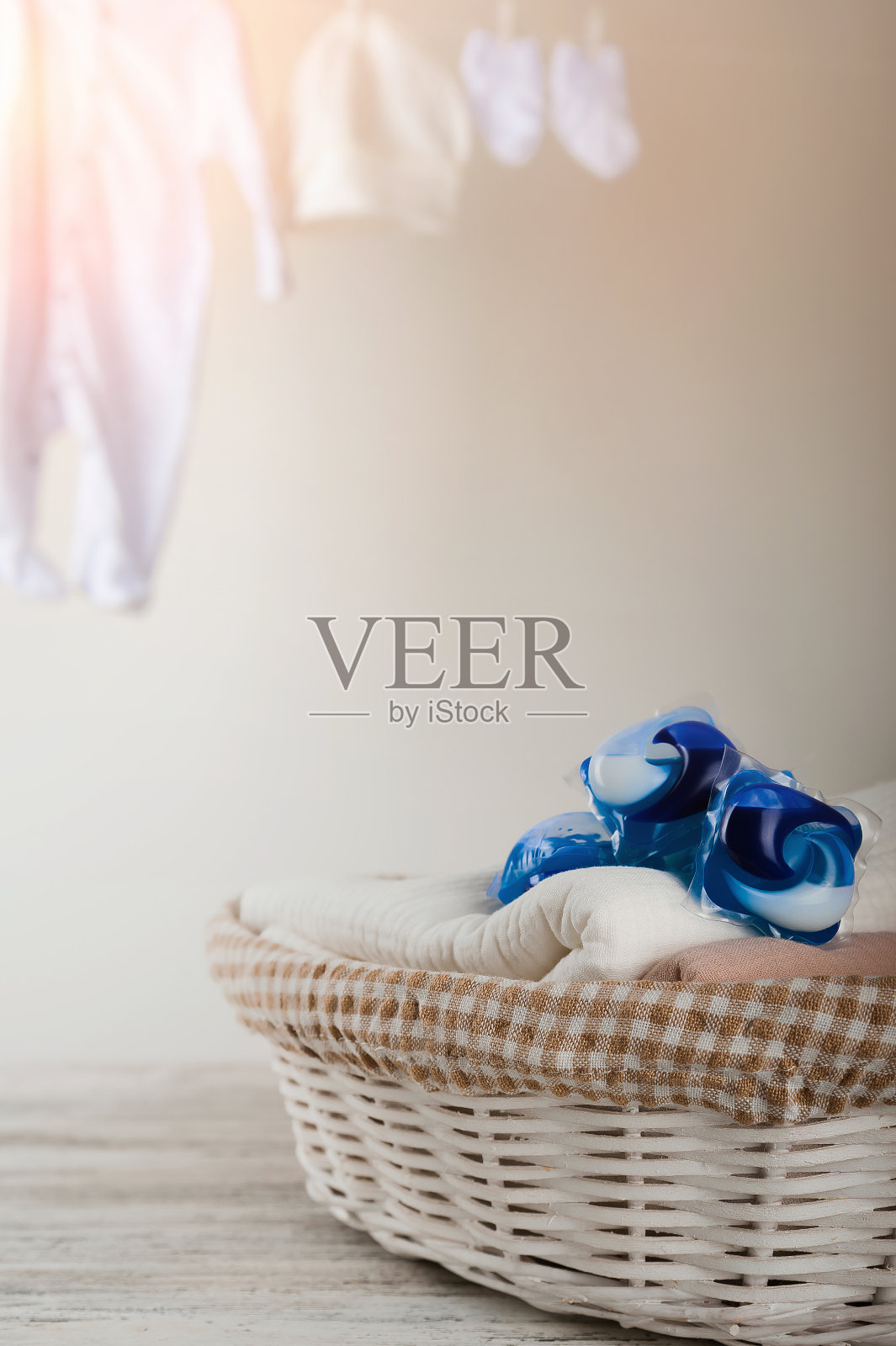 洗衣胶囊特写和复制空间。洗衣,晾在绳子上的衣服,洗衣篮,洗衣粉,洗衣液。照片摄影图片