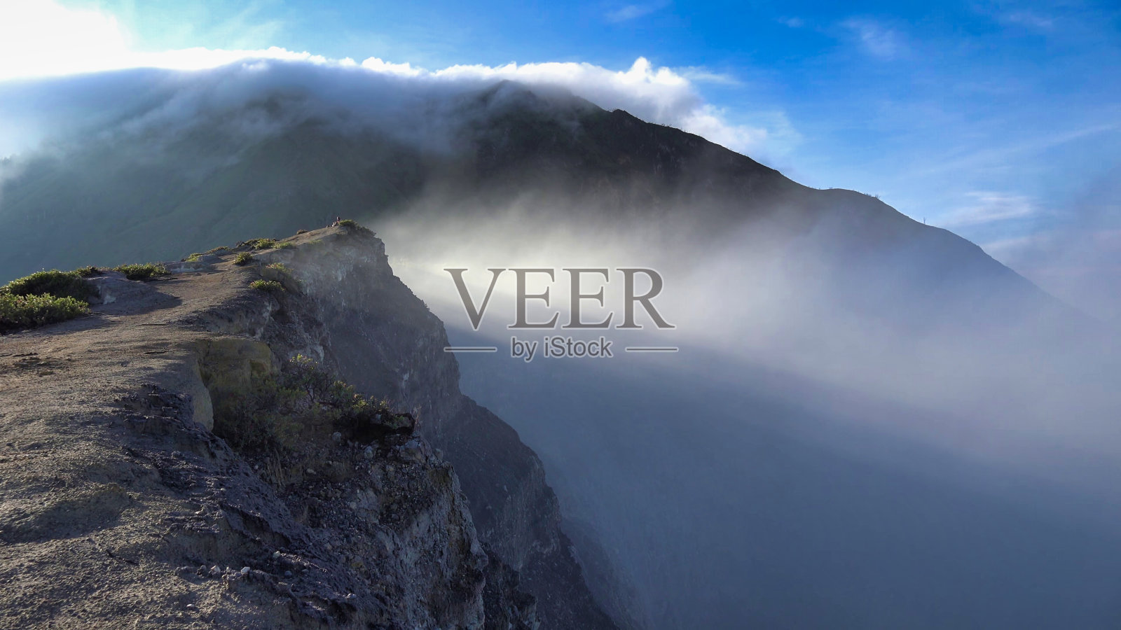 美丽的山与早晨的蓝天气氛照片摄影图片