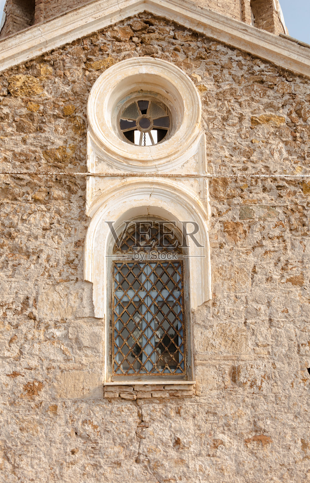 窗口细部有一座古老的小石庙照片摄影图片