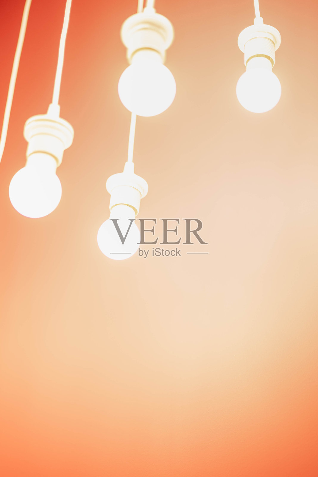 模糊的背景电器现代灯笼在五金店与照明装置在一个购物中心。照片摄影图片