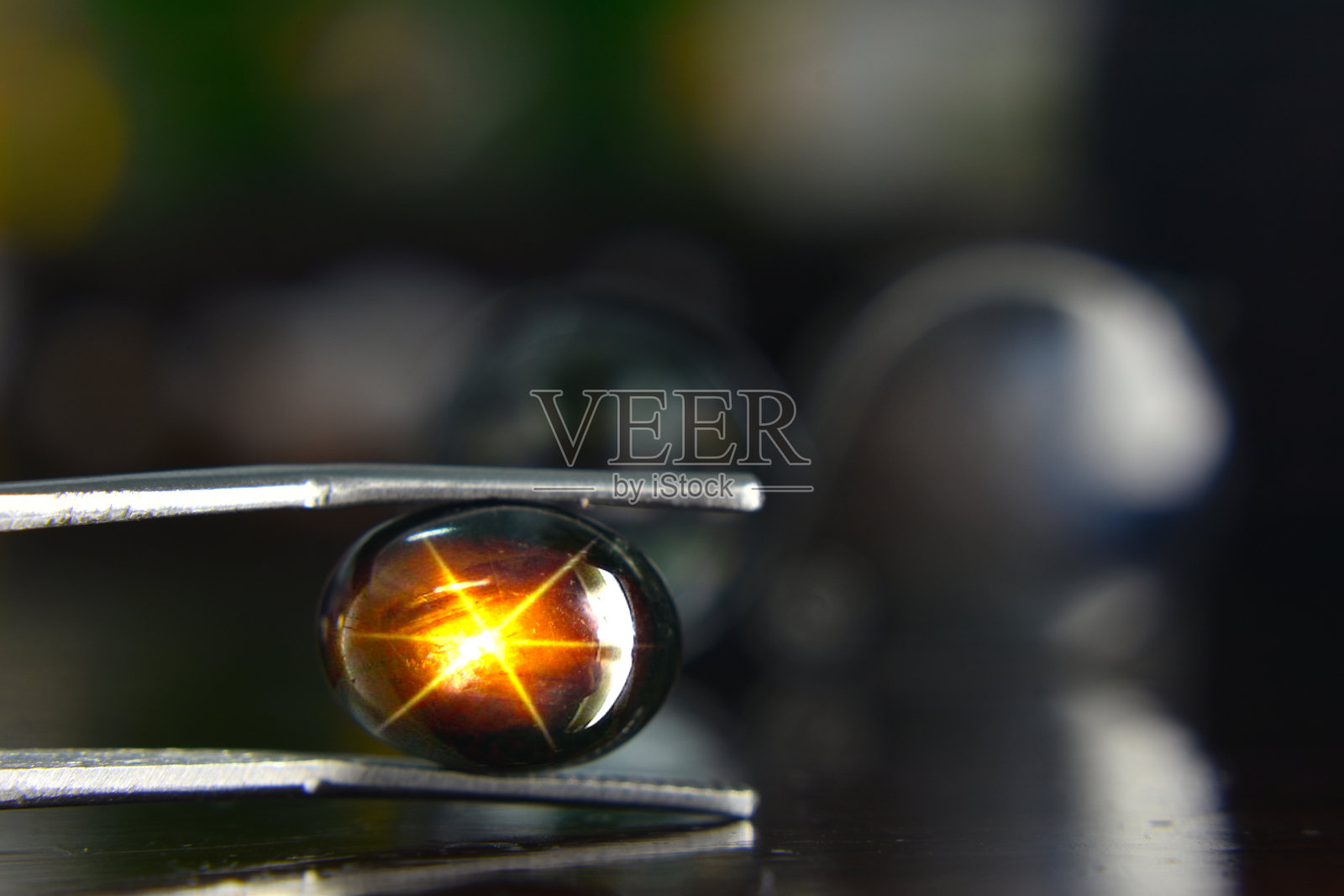 星光蓝宝石:稀有且昂贵的宝石照片摄影图片