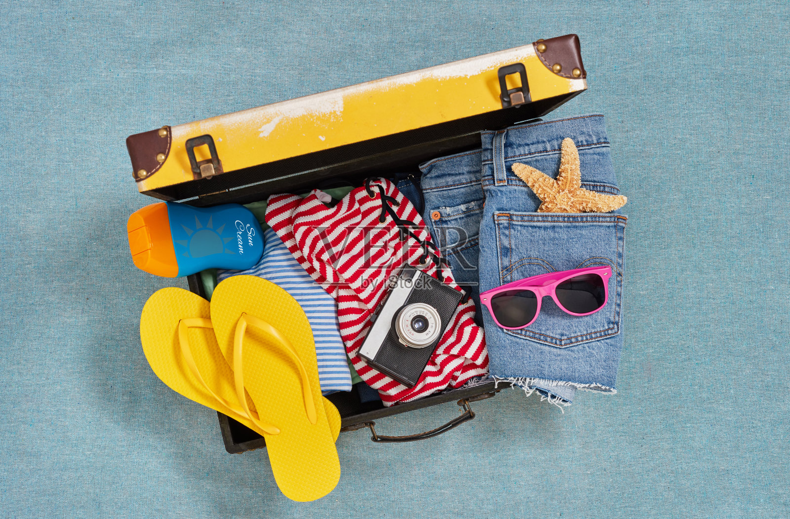 海滩准备好箱子照片摄影图片