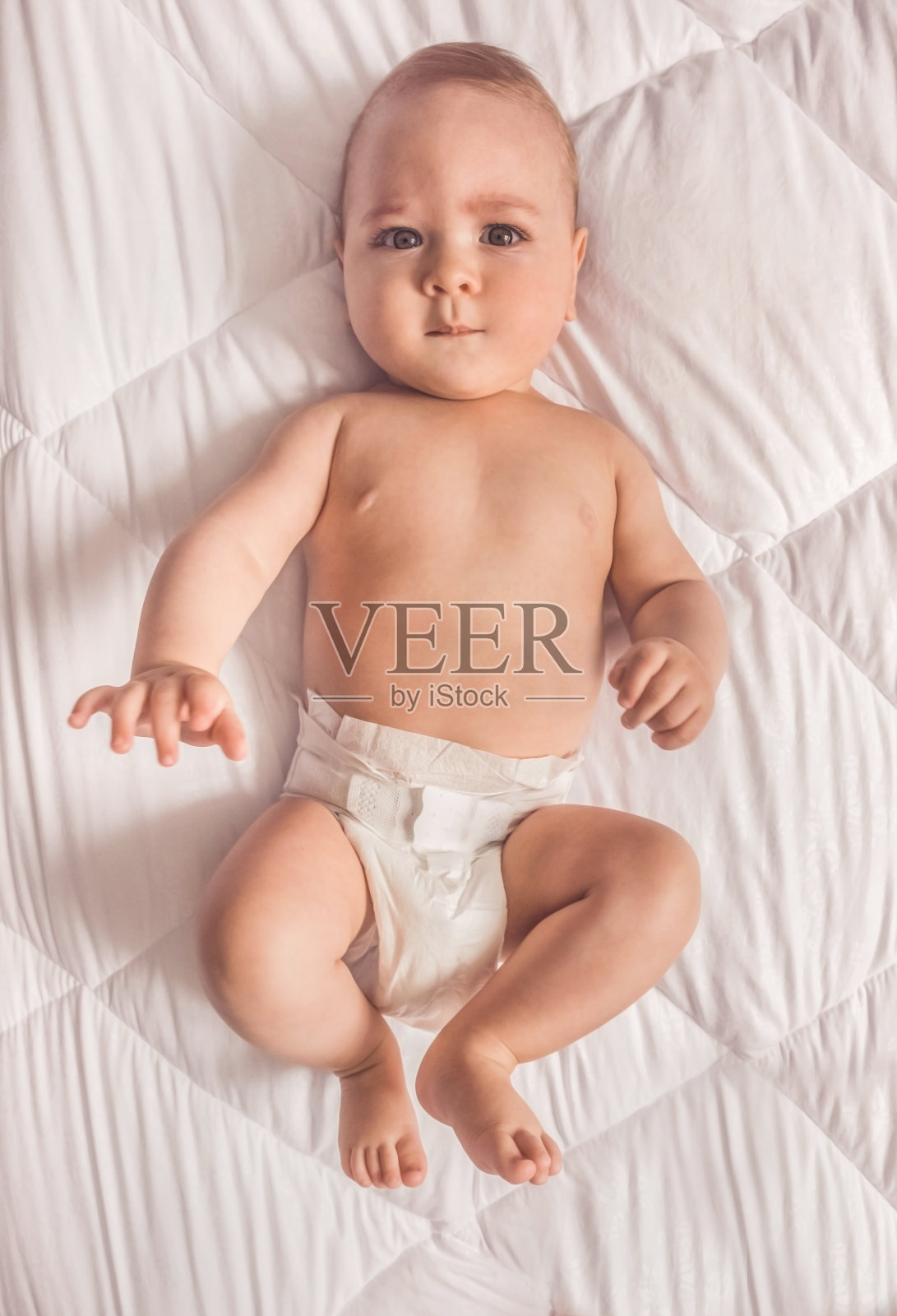 甜美的小男孩肖像在白色背景,俯视图照片摄影图片