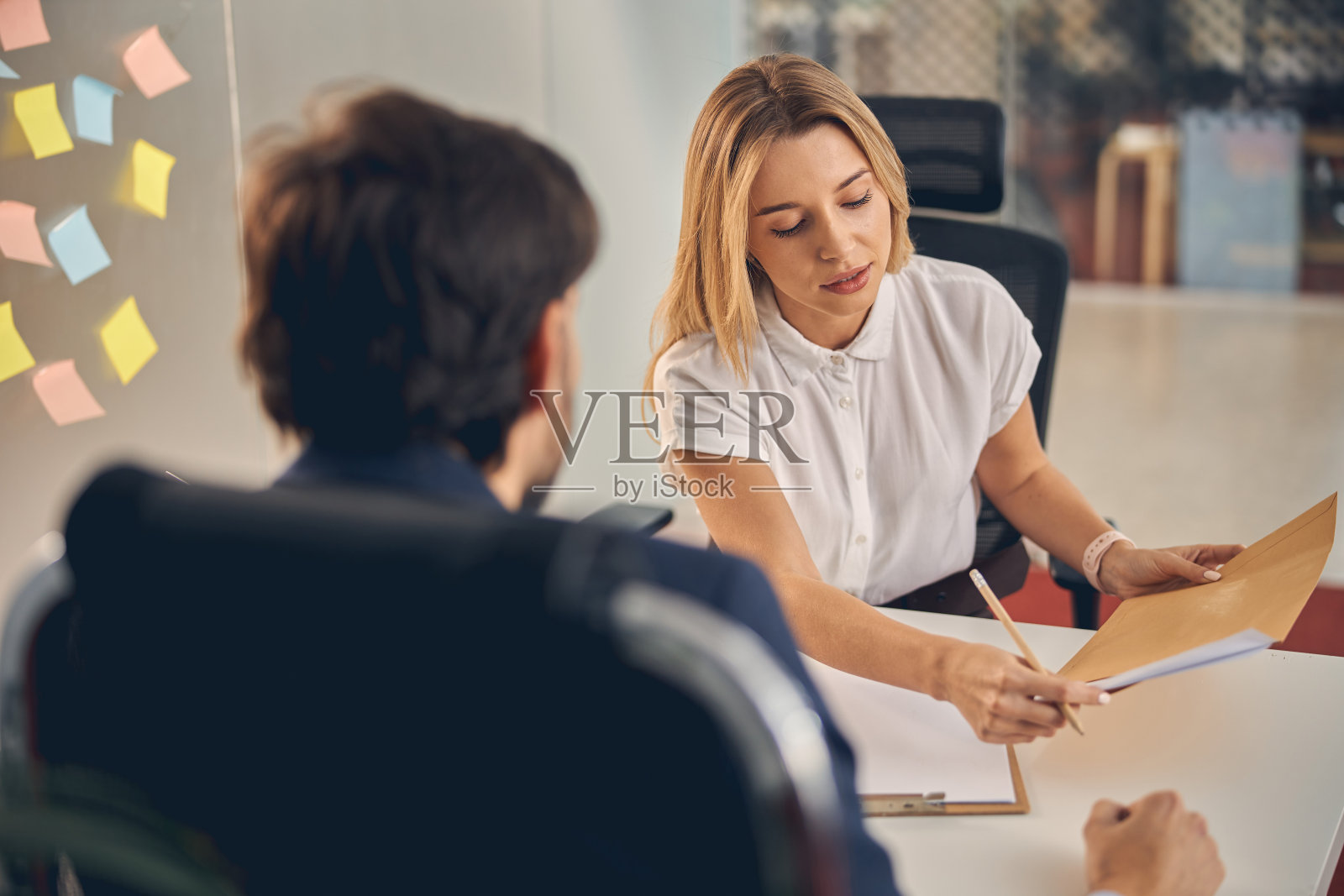 漂亮的年轻女子在办公室会见客户照片摄影图片
