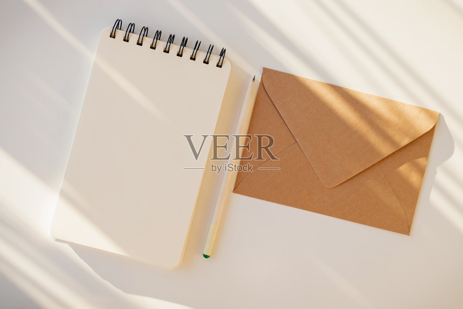 白色桌子上有阴影的固定模型。照片摄影图片