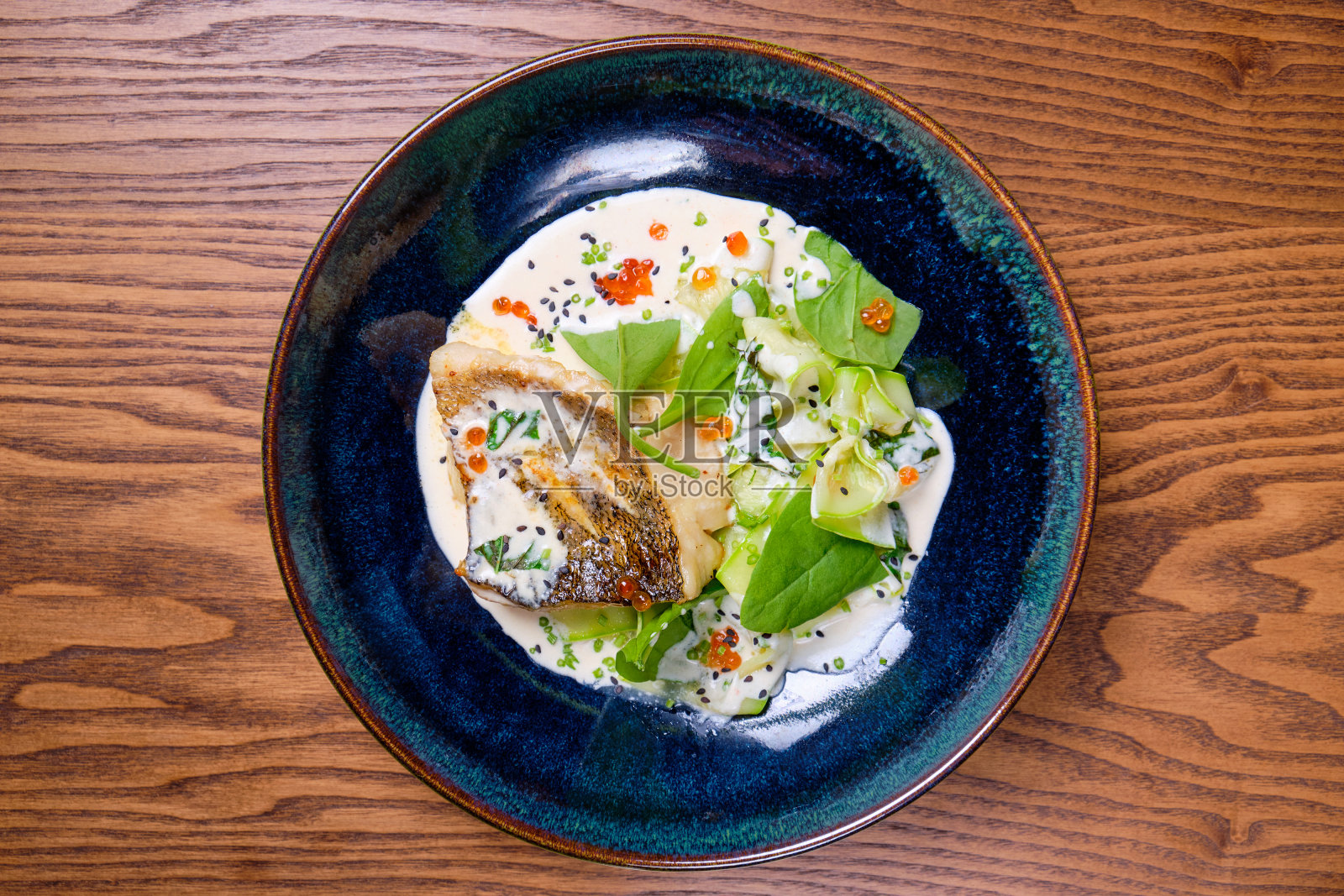 鲈鱼配西葫芦酱和红鱼子酱照片摄影图片