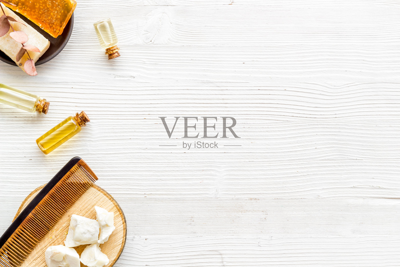 用可可脂和草药油护理头发和面部的天然化妆品照片摄影图片