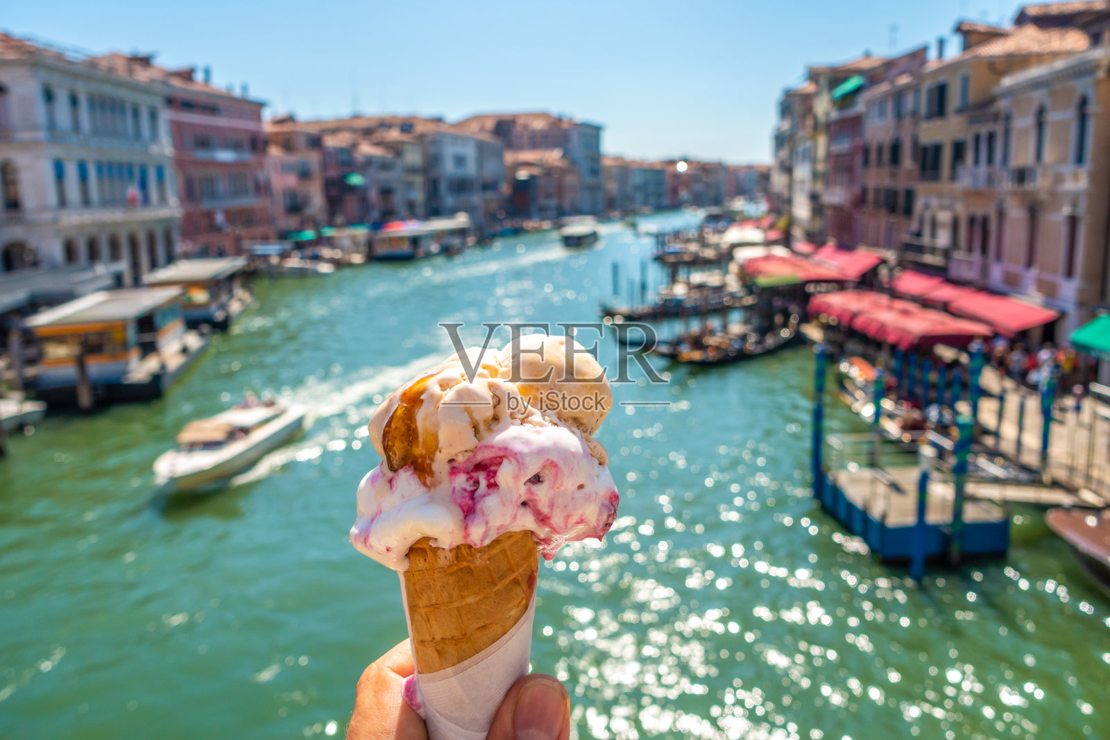 美丽美味的意大利冰淇淋在华夫蛋筒在威尼斯的街道和桥梁照片摄影图片