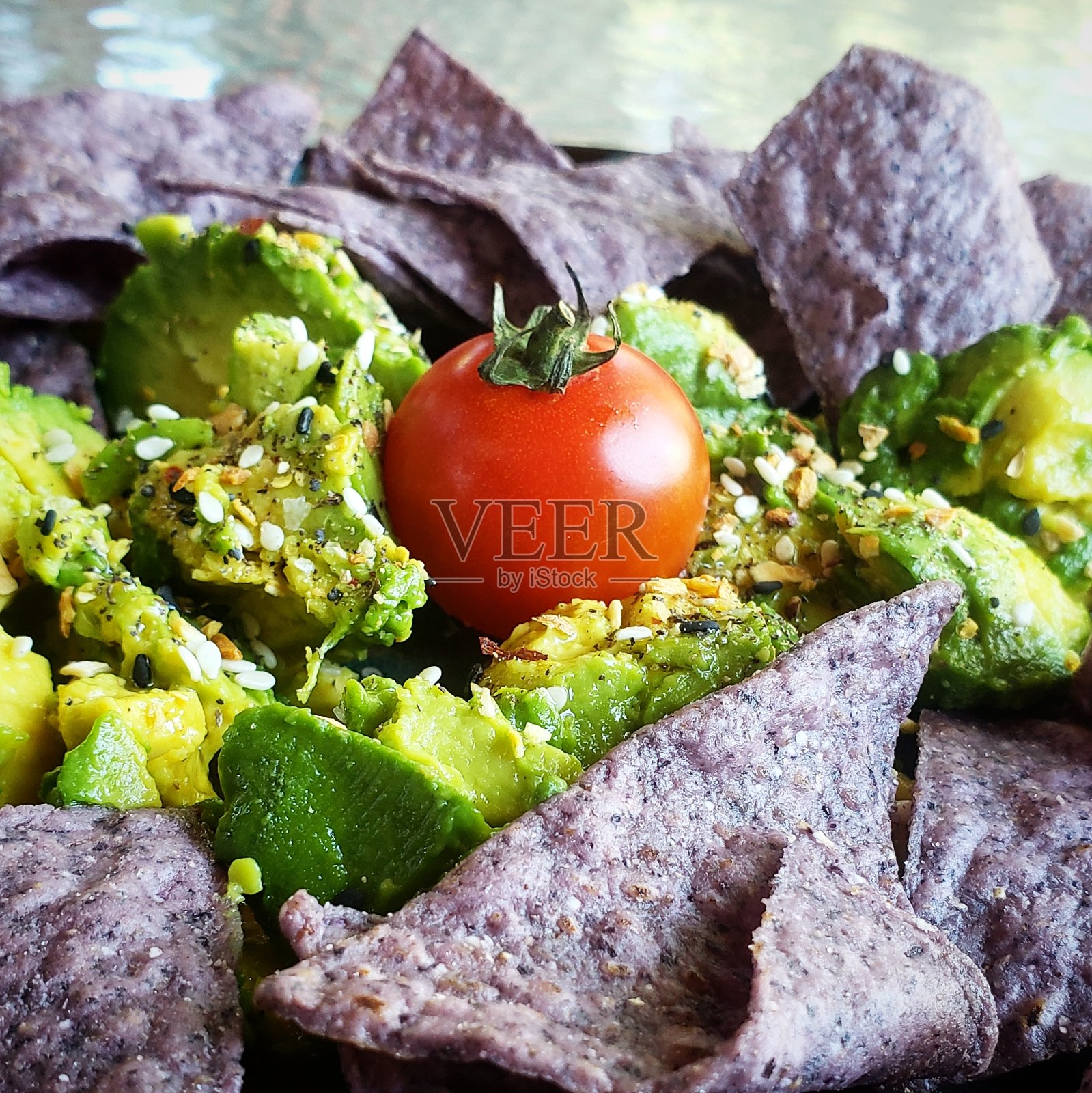 Oranic Avacado西红柿和蓝玉米片开胃菜照片摄影图片