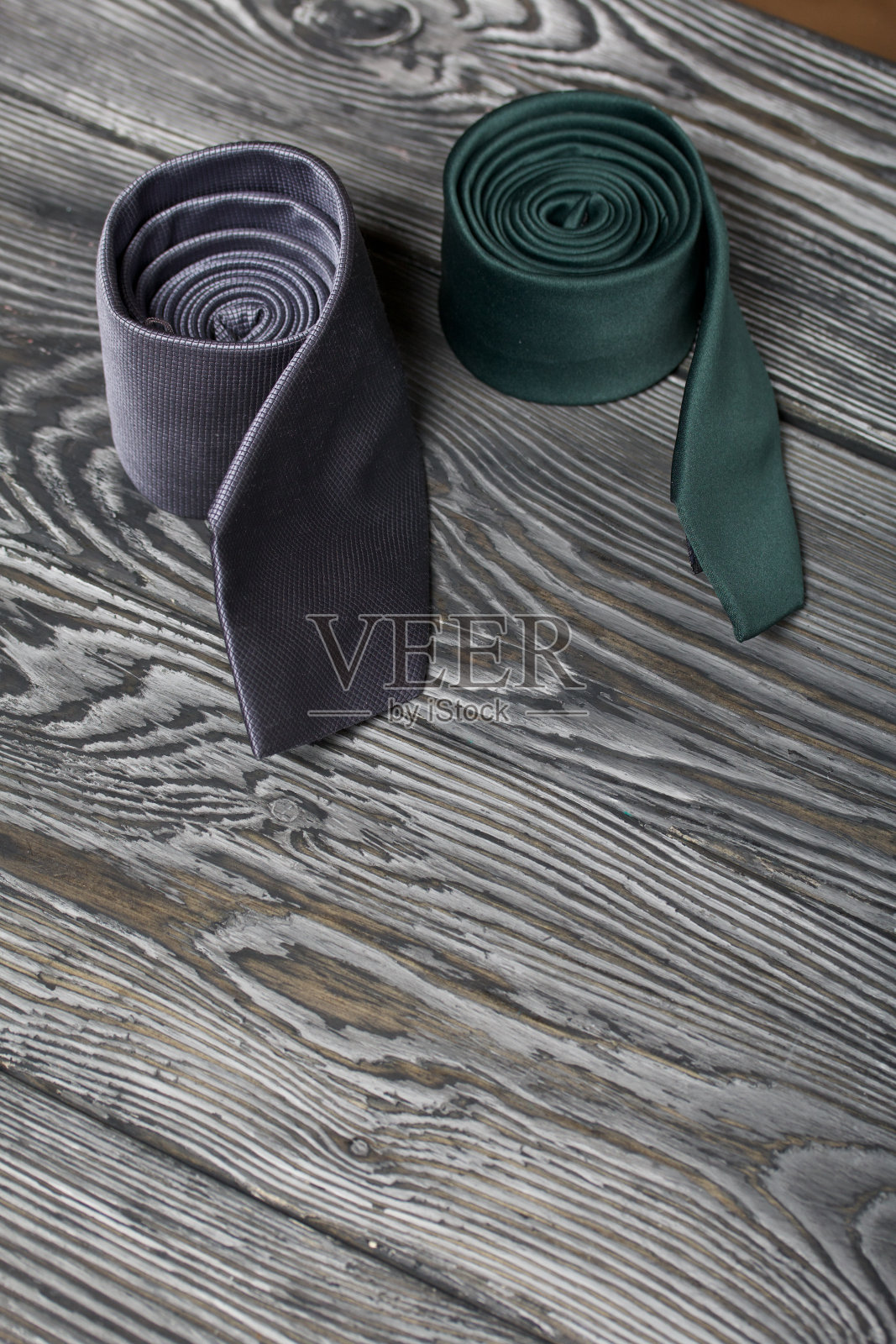 两种不同颜色和尺寸的男士领带。为了父亲和儿子。爱和相聚的对象。照片摄影图片