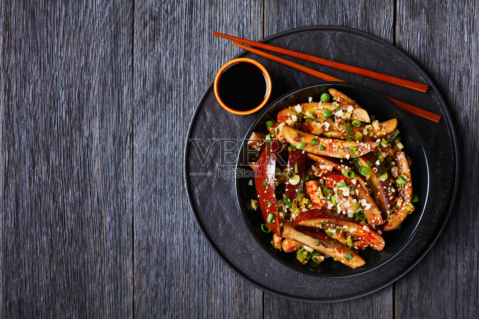 f Gaji Namul,蒸和调味茄子照片摄影图片