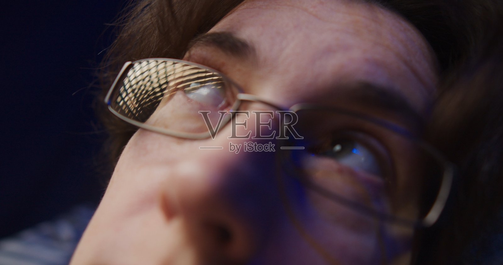 戴眼镜的女人的眼睛照片摄影图片