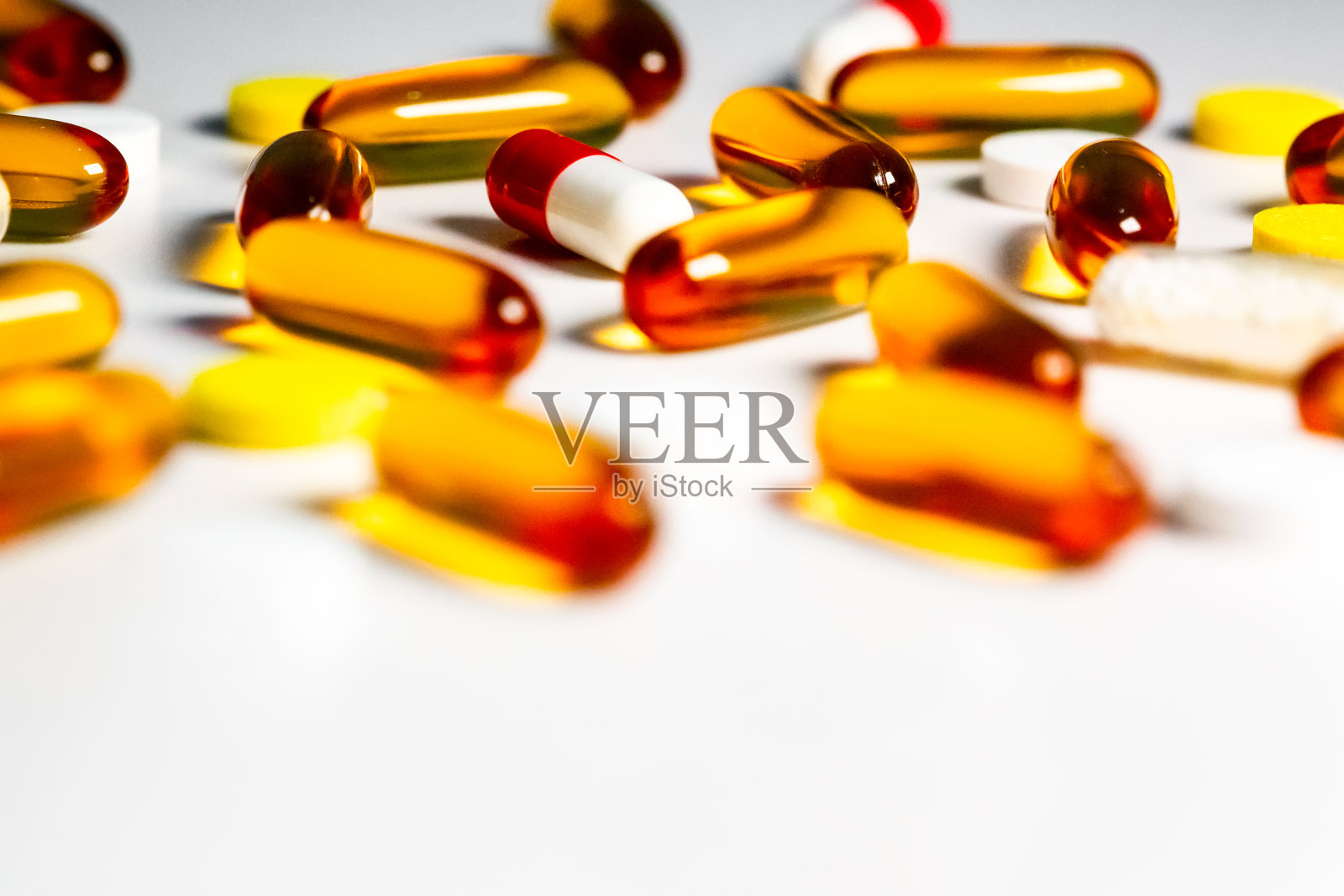 近距离散射透明药丸照片摄影图片