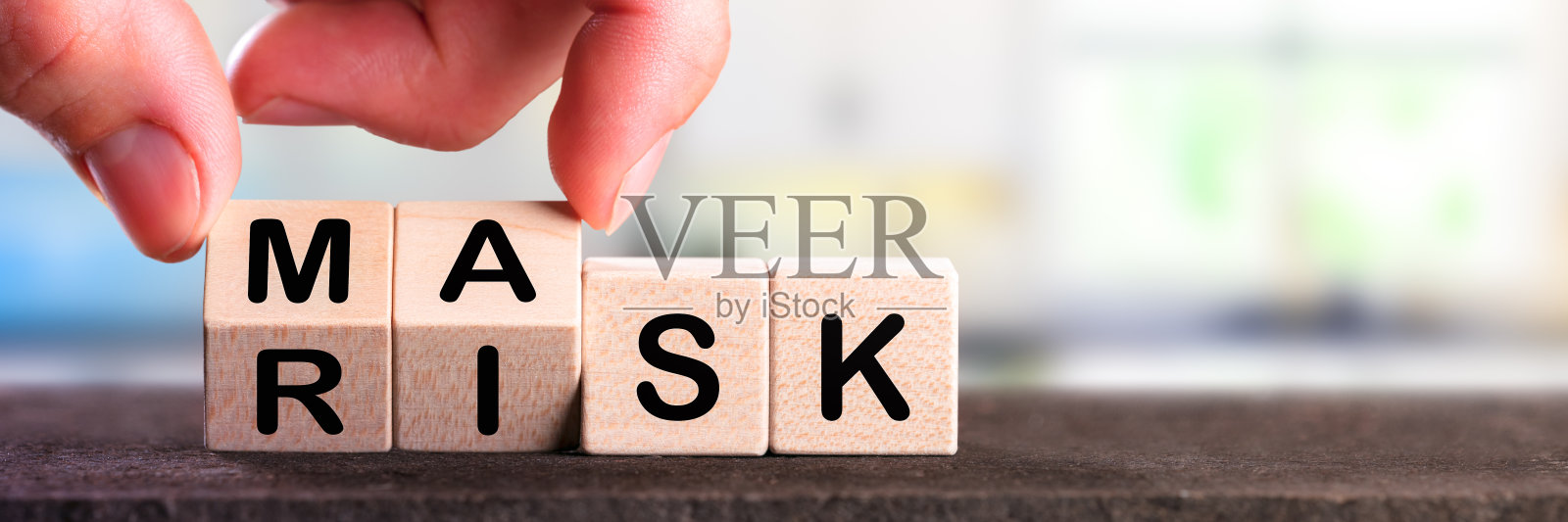 手把单词从“风险”变成“面具”照片摄影图片