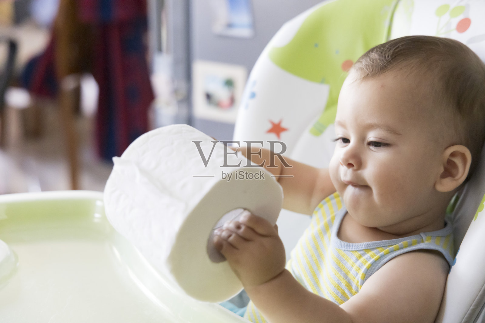 小男孩在玩手纸球照片摄影图片