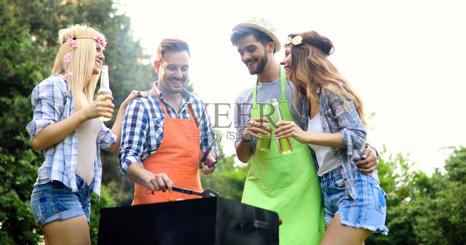 朋友们花时间在自然和烧烤照片摄影图片