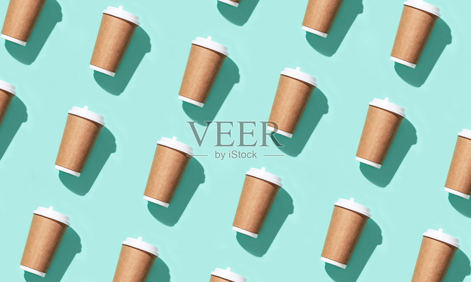 空白工艺带走大纸杯咖啡或饮料与强光。照片摄影图片