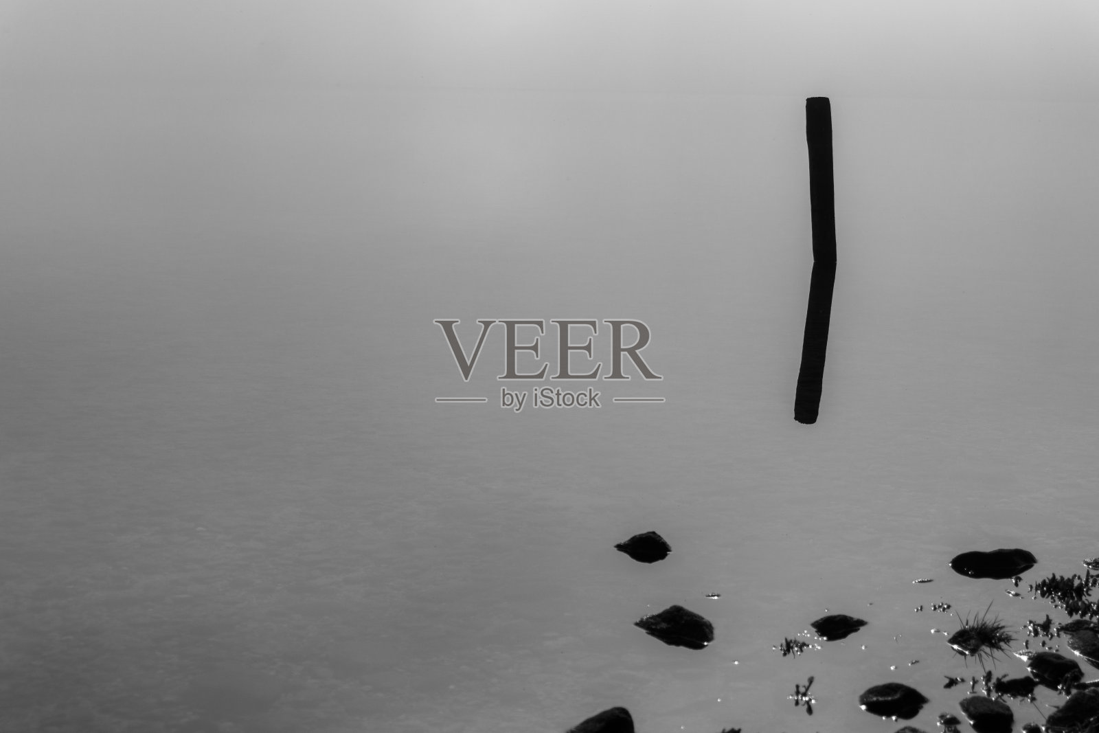 张贴在水和雾的反映照片摄影图片