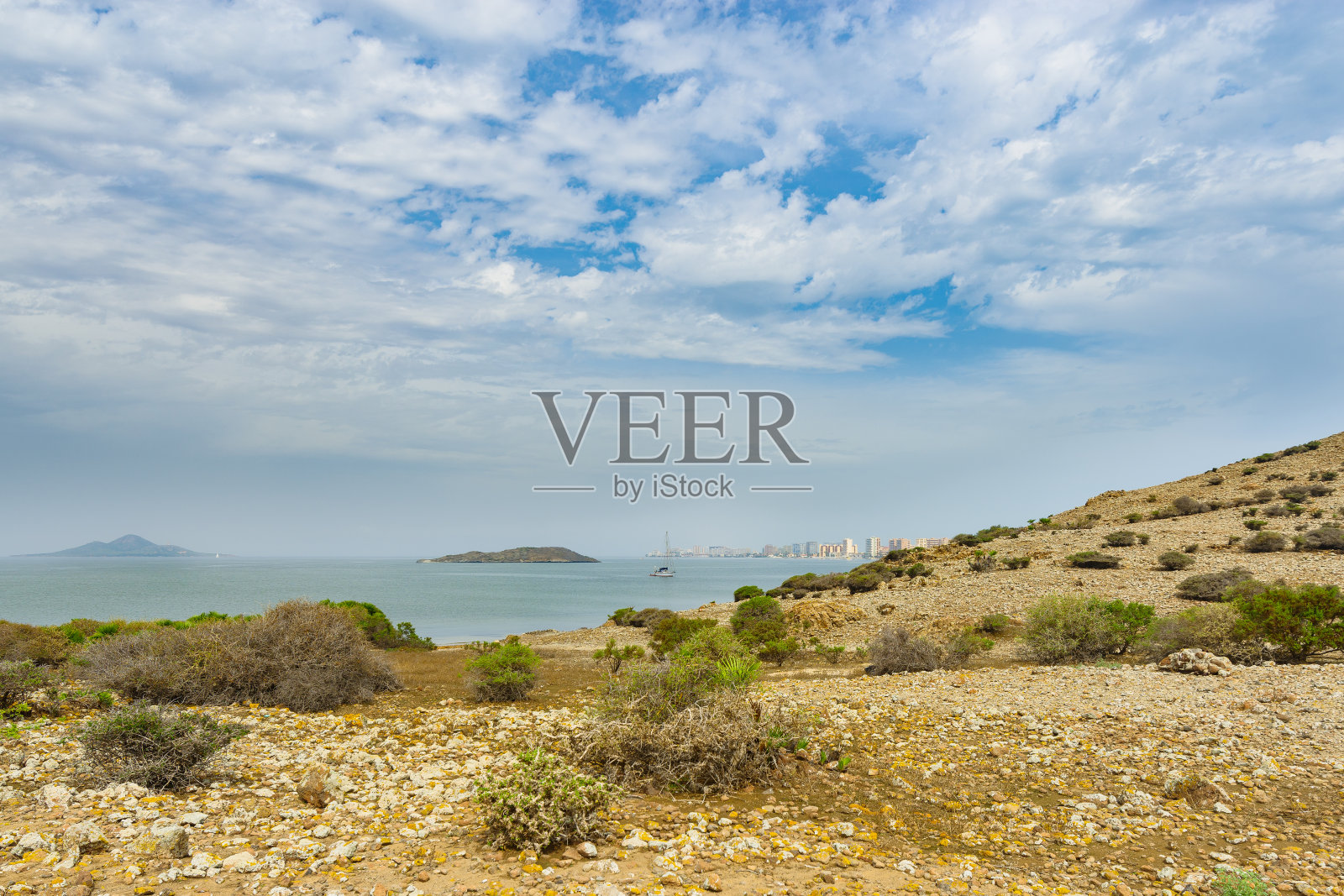 在阳光明媚的一天,一艘白色游艇在拉曼加德尔马尔梅诺的海景。穆尔西亚,西班牙照片摄影图片