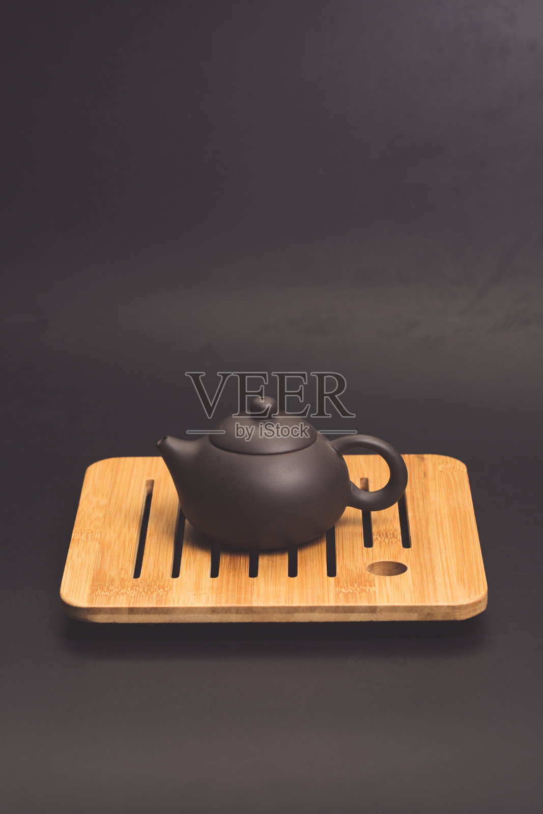 中国传统的茶具和茶壶覆盖着茶渍照片摄影图片