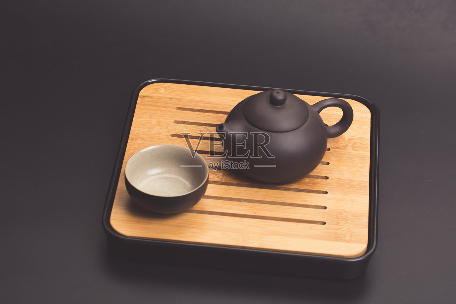 中国传统的茶具和茶壶覆盖着茶渍照片摄影图片