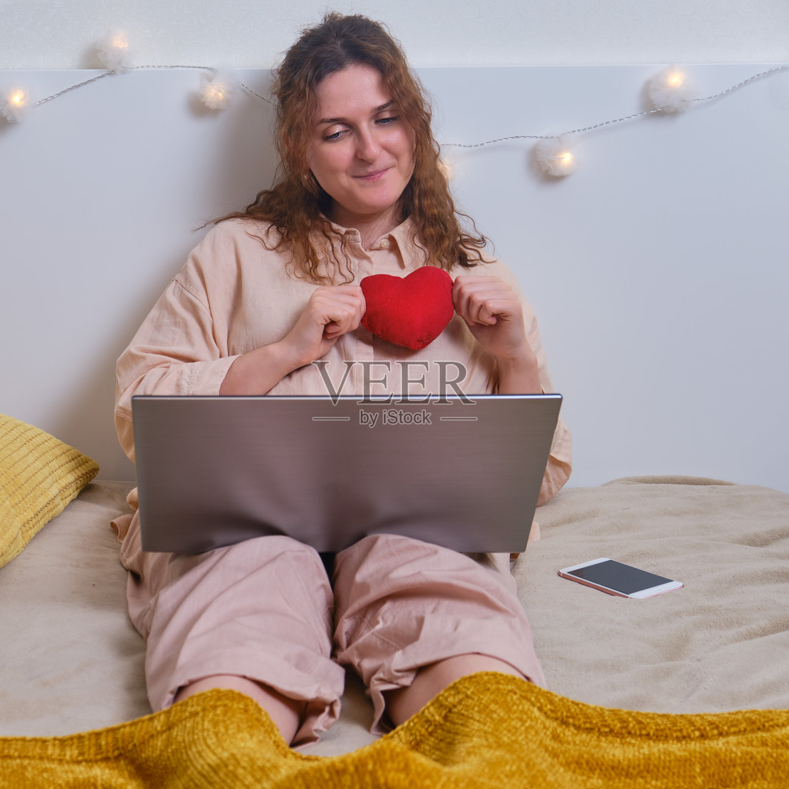 快乐的女人坐在电脑前,在约会网站上聊天。爱的概念和关系通过互联网,生活方式照片摄影图片