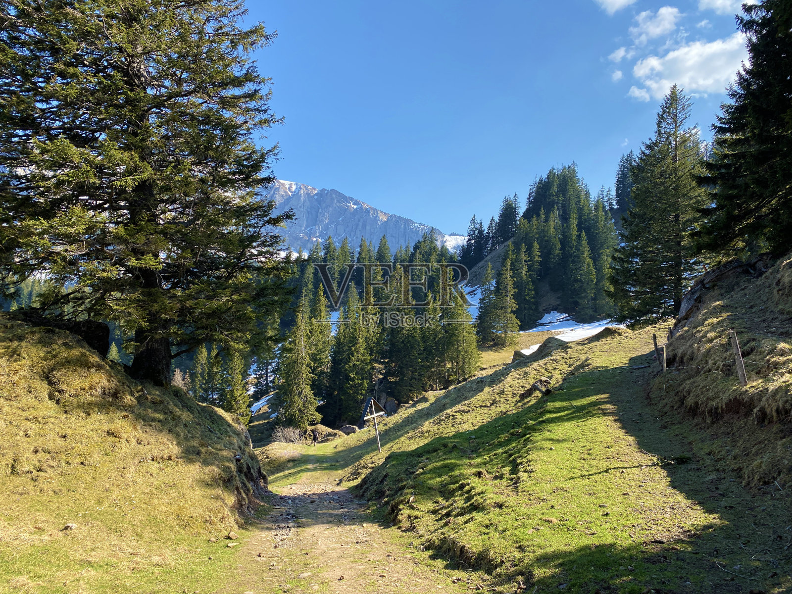 艾根塔尔-卢塞恩州,瑞士(瑞士)卢塞恩坎顿。卢塞恩,在阿尔卑斯山谷和阿尔卑斯河沿岸散步、远足、运动和娱乐的小径。照片摄影图片