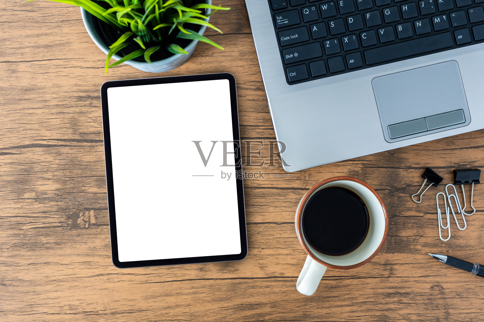 模型图像平板与空白的白色屏幕上的桌子木桌照片摄影图片