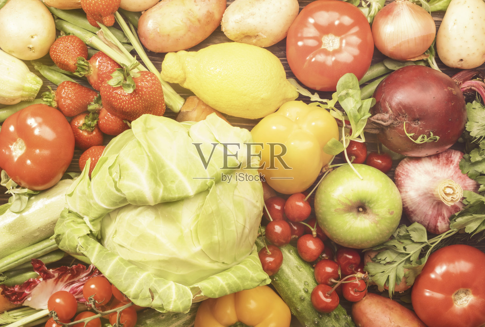 木桌背景上摆放着各种新鲜的蔬菜和水果。健康有机食品理念照片摄影图片
