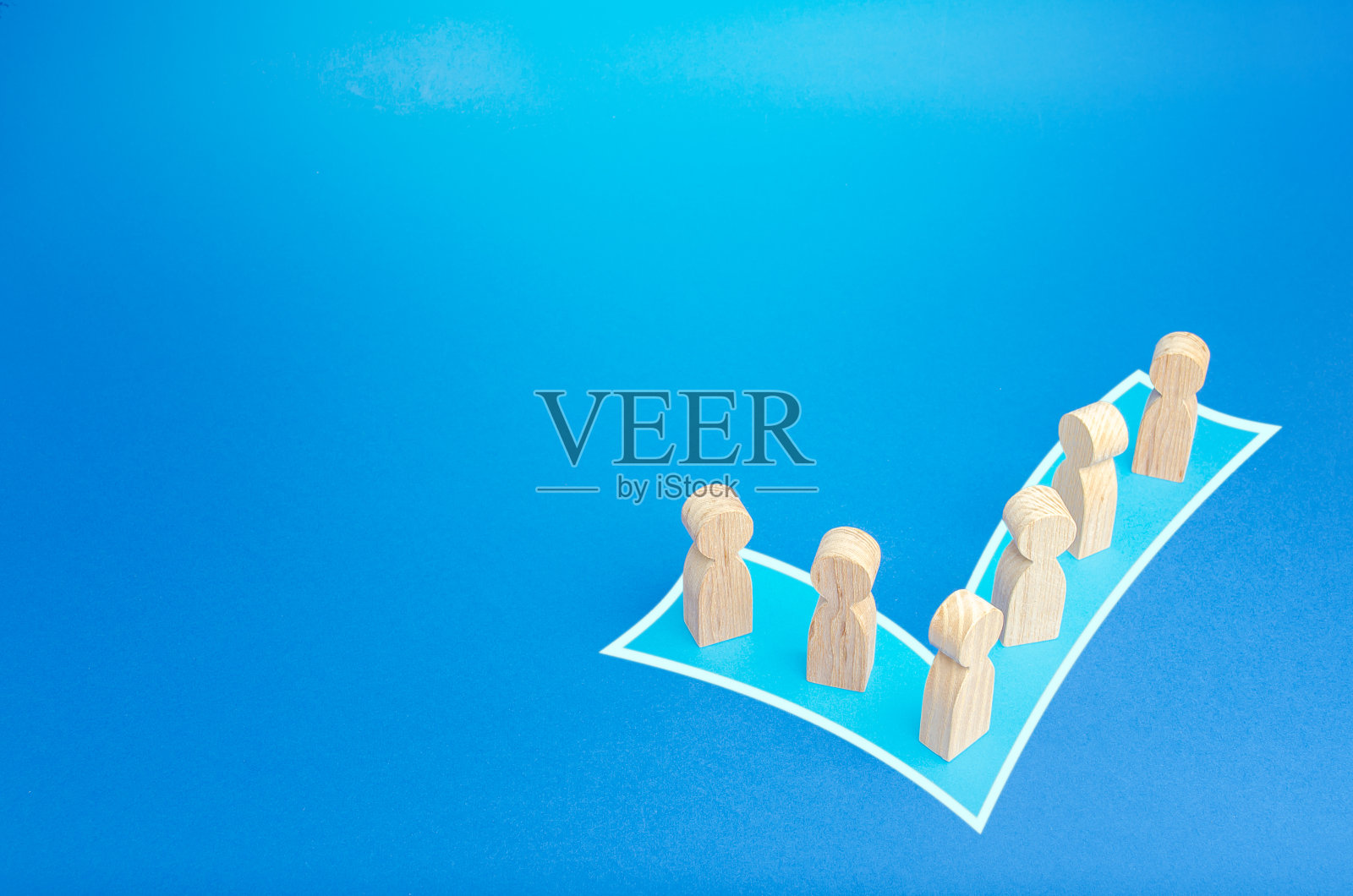 人们站成勾形投票。参加民主选举。统一成为政党的政治力量。巩固、合作、协作。公共社会活动。照片摄影图片