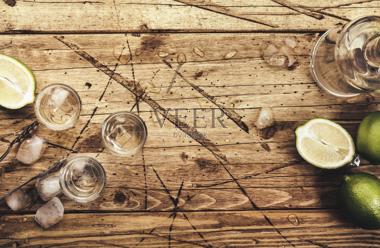 伏特加在小酒杯木质背景,冰烈酒在雾蒙蒙的玻璃。俯视图照片摄影图片