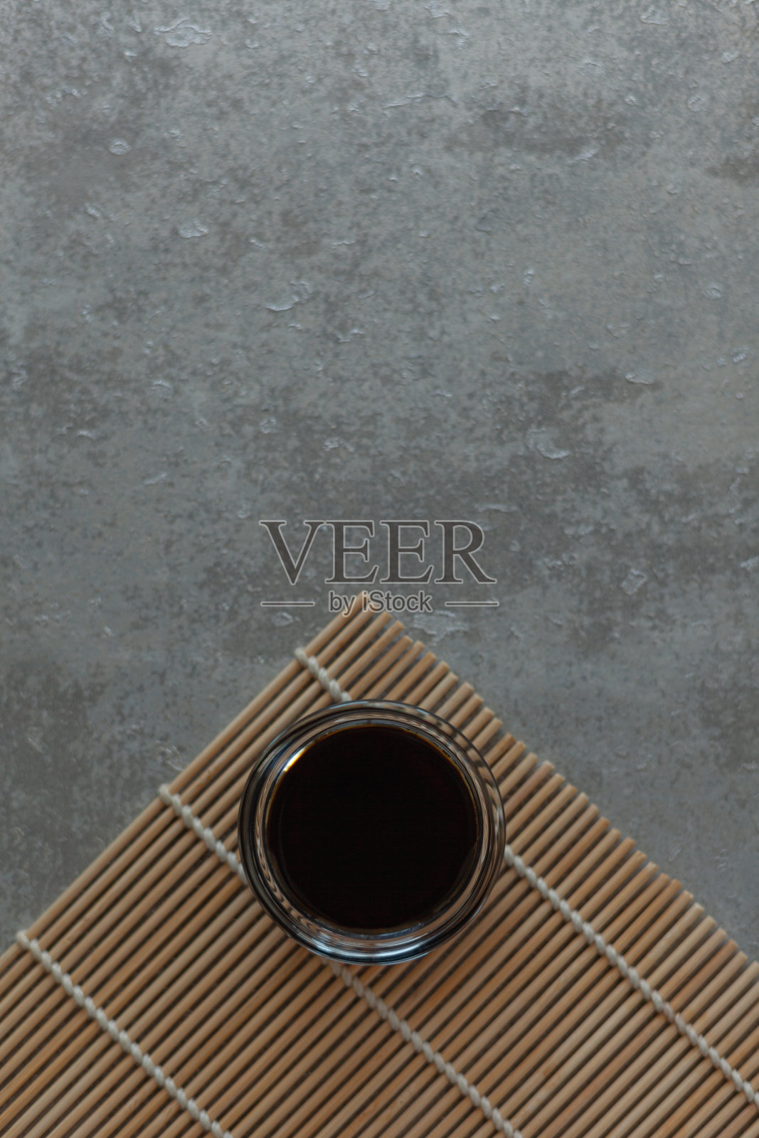 竹餐巾上的酱油照片摄影图片