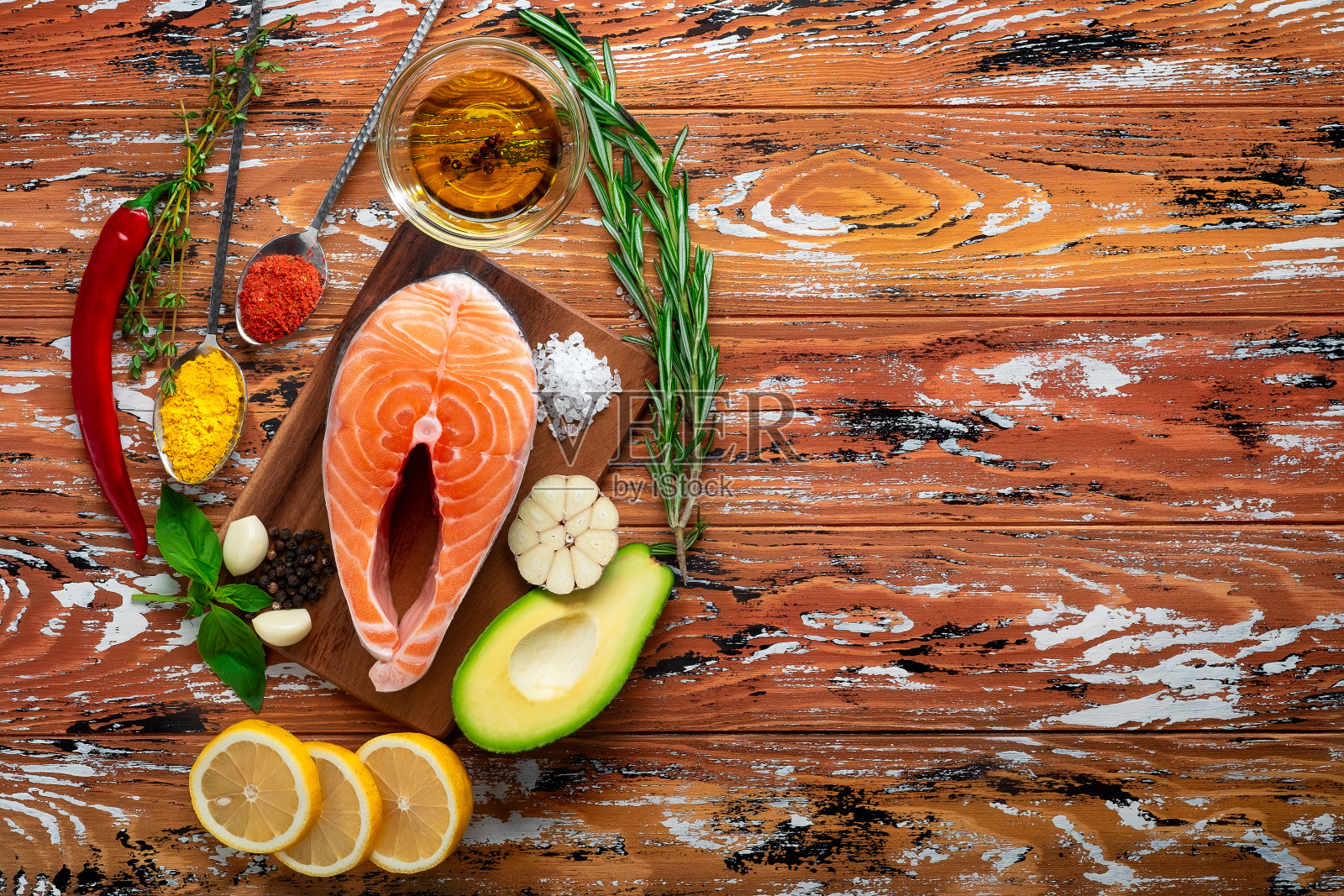 生鲑鱼排及木板烹饪配料。健康的食物和正确的营养观念。俯视图照片摄影图片