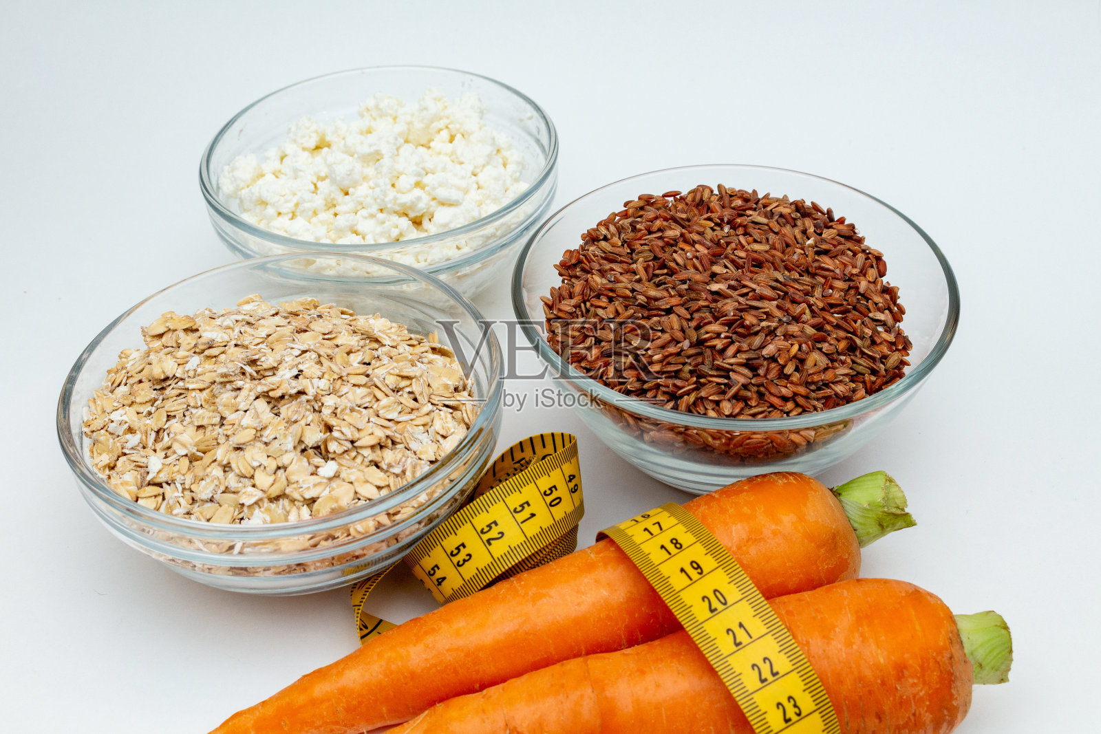 生鸡胸肉,谷物,糙米,卷尺,农场奶酪胡萝卜近距离白底蛋白质健康饮食无脂肪概念生态产品运动营养照片摄影图片