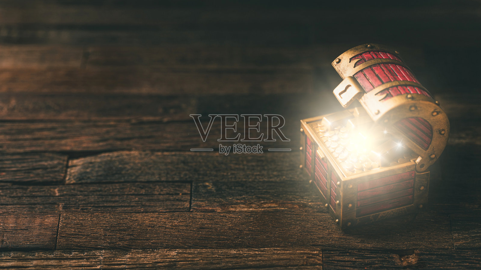 木桌上的宝箱照片摄影图片