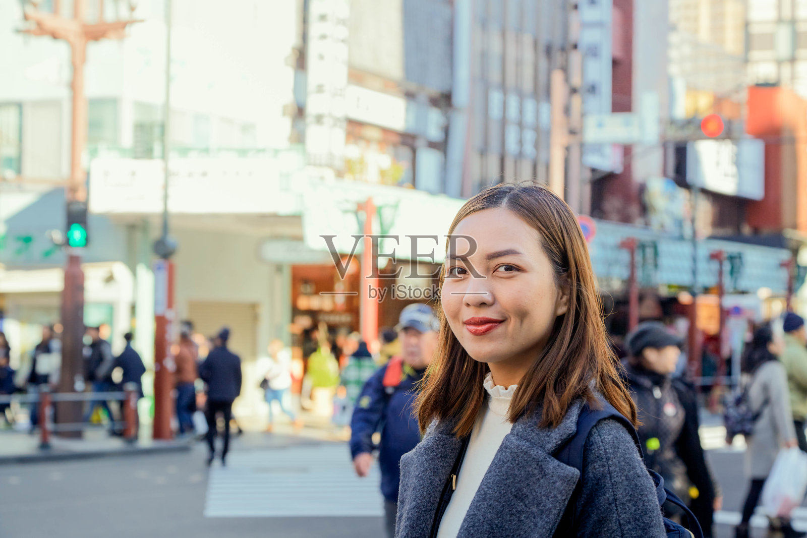 年轻的泰国女人在东京照片摄影图片