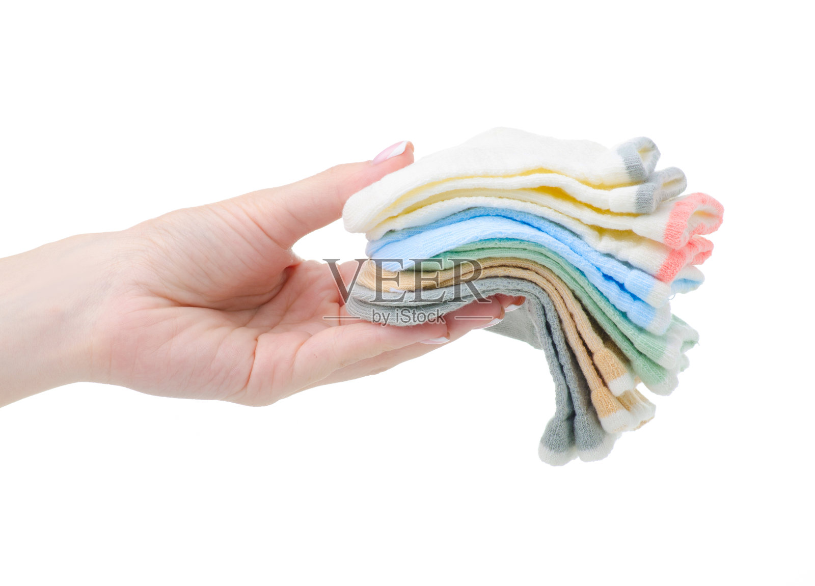 把婴儿袜子放在手里照片摄影图片